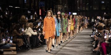 Il lusso vola in Cina: Dior inaugura una mostra, Chanel porta Métiers d’Art