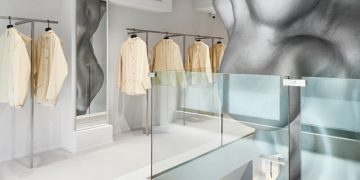 L’outerwear brand Rains sceglie Milano per il debutto retail italiano