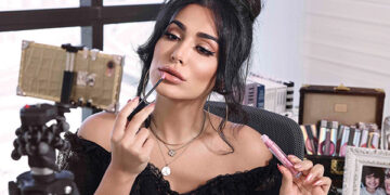 Huda Kattan torna come CEO di Huda Beauty e ridisegna il suo marchio